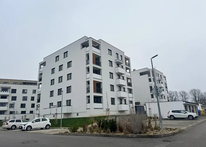 Luxury With Parking In Apartment *